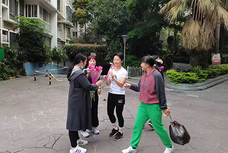 温暖妇女节，白云尚城服务中心为女性业主送鲜花、献祝福